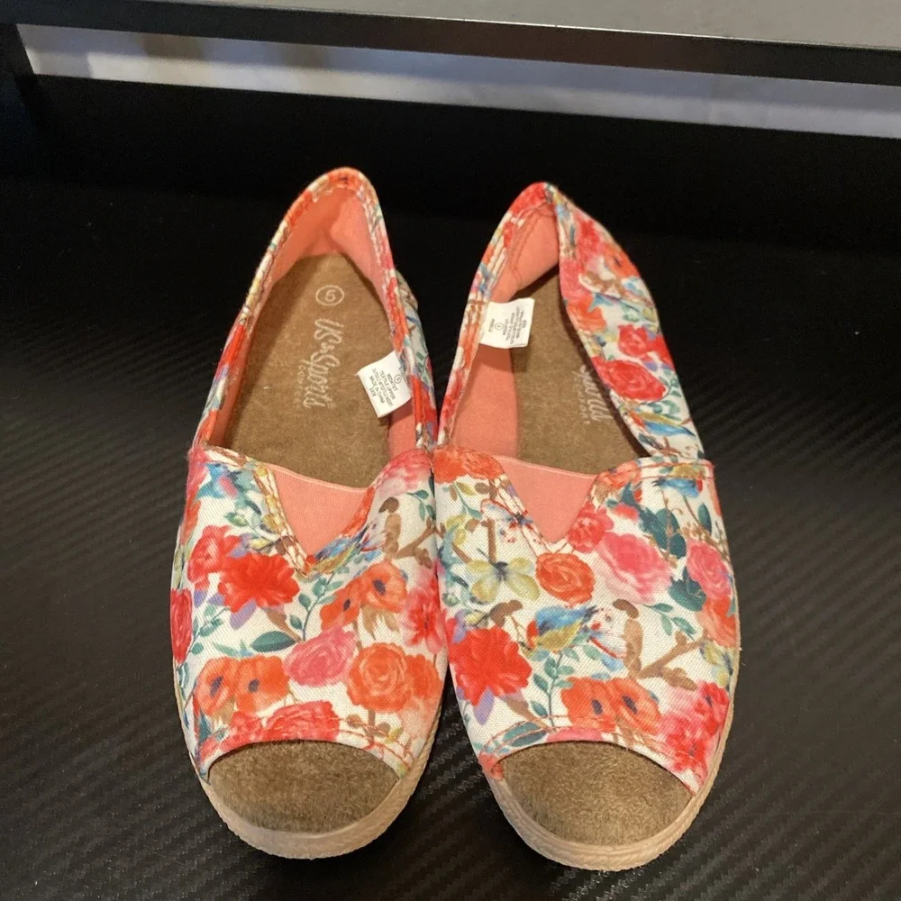 US Sports Slip On Shoes Girls Size 5 Floral Flat